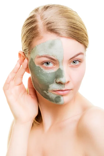 Vrouw in klei modder masker — Stockfoto