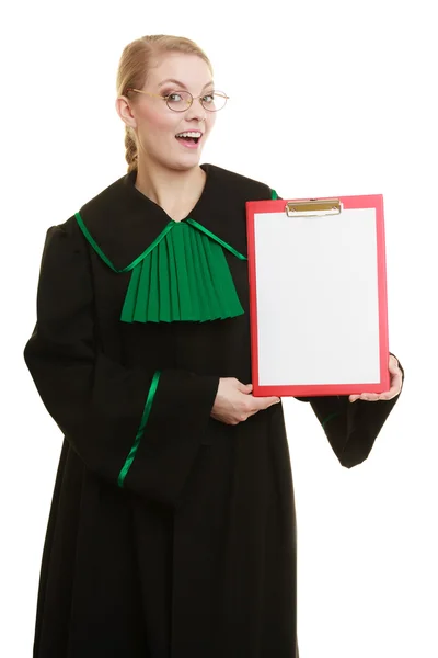 空の空白のクリップボードを保持する女性弁護士 — ストック写真