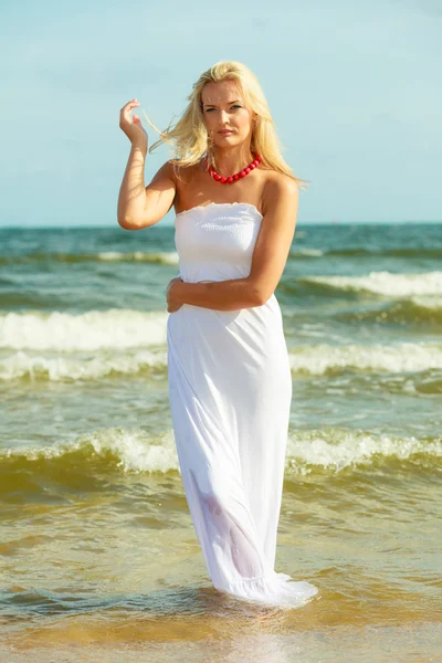 Atrakcyjny blond kobieta na plaży. — Zdjęcie stockowe