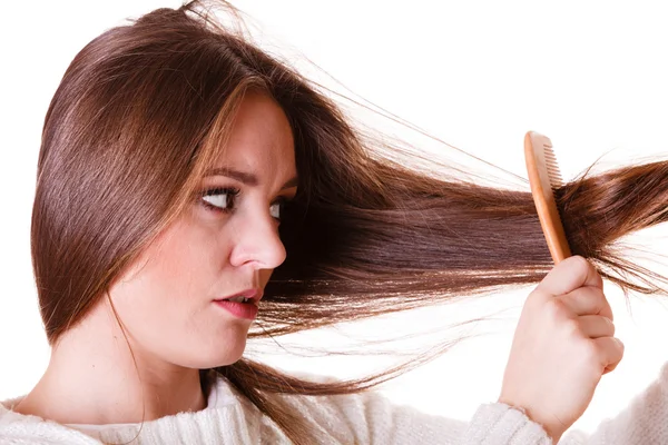 Mulher penteando seu cabelo longo. — Fotografia de Stock