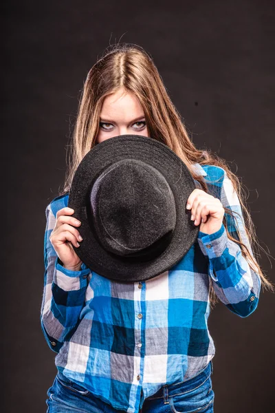 Menina com chapéu de cabelo longo segurando — Fotografia de Stock