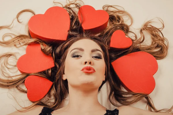 Ragazza con scatole a forma di cuore intorno alla testa . — Foto Stock