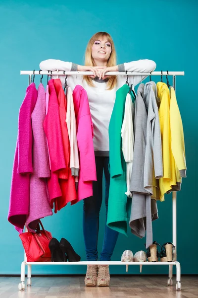 Nő kiválasztja ruhákat mall vagy szekrény — Stock Fotó