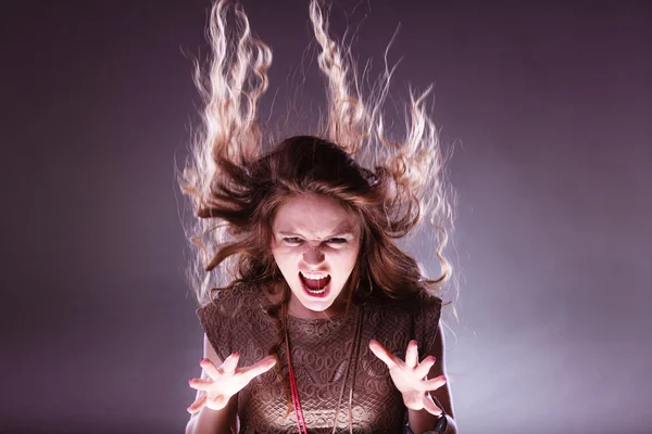 Menina com cabelo voador em movimento — Fotografia de Stock