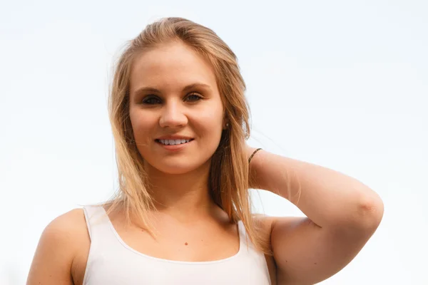 Retrato de mujer atractiva joven — Foto de Stock