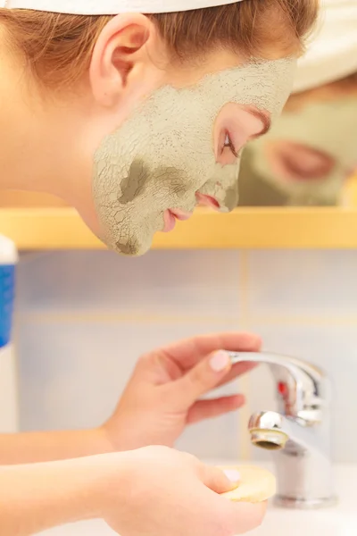 Mujer quitando máscara — Foto de Stock