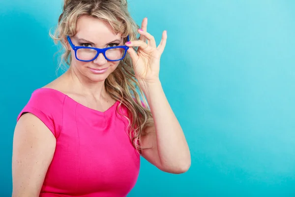 Atractiva mujer de la moda sostiene gafas — Foto de Stock