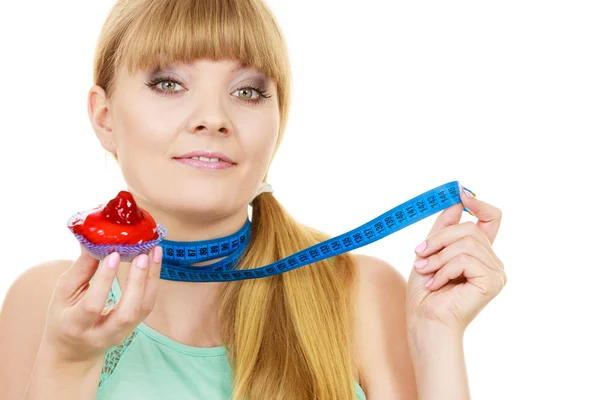 Mujer sosteniendo cupcake — Foto de Stock