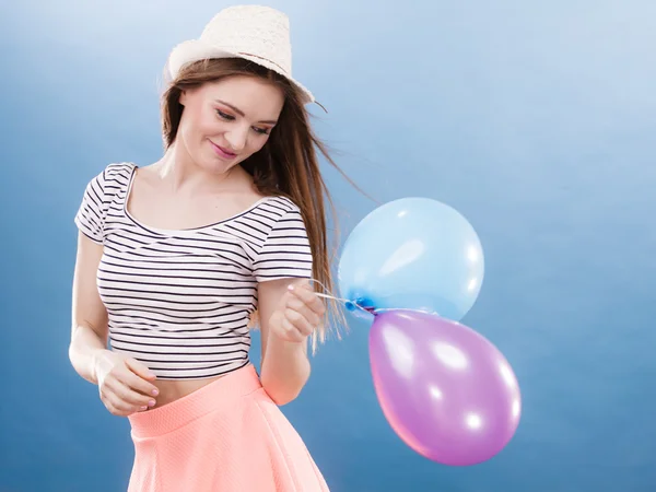 Mujer jugando con globos de colores . — Foto de Stock