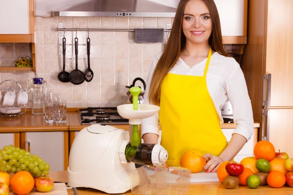 Mulher na cozinha preparando frutas para sucos — Fotografia de Stock