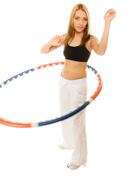Menina ajuste desportivo fazendo exercício com hula hoop . — Fotografia de Stock