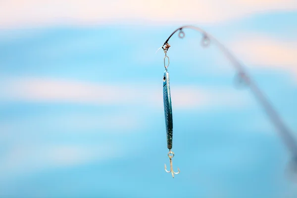 Salzwasserfischen - Rute mit Wobbler und blauem Meerwasser — Stockfoto