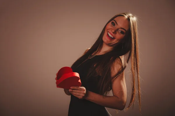 Chica feliz con corazón —  Fotos de Stock