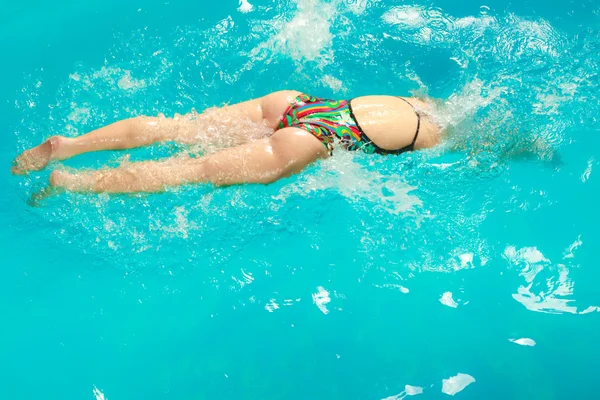 Kvinnlig idrottsman simmar krypa stroke i poolen. — Stockfoto