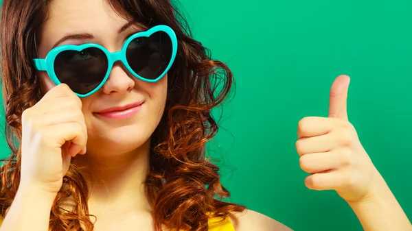 Chica en gafas de sol verde retrato —  Fotos de Stock