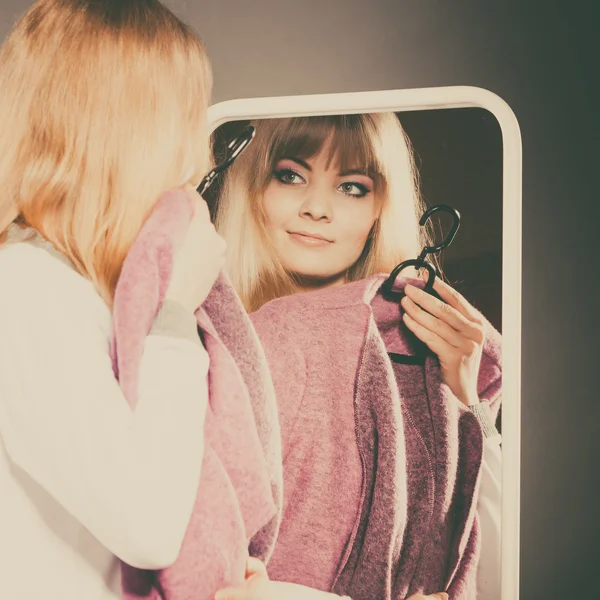 Menina bonita olhando no espelho . — Fotografia de Stock