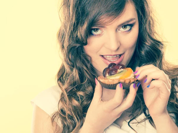 Lachende schattige vrouw houdt fruit taart in de hand — Stockfoto