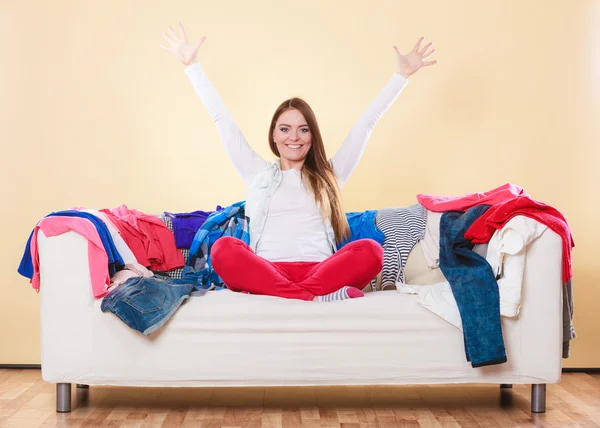 Wanita bahagia duduk di sofa di ruang berantakan di rumah. — Stok Foto