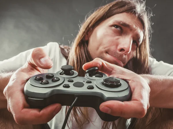 Jogador masculino se concentrar em jogar jogos — Fotografia de Stock