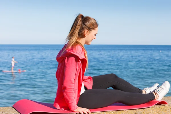 Frau erholt sich nach Sport im Freien — Stockfoto