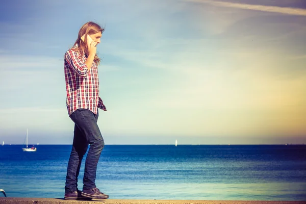 Uomo dal mare che riceve una chiamata sul suo telefono — Foto Stock