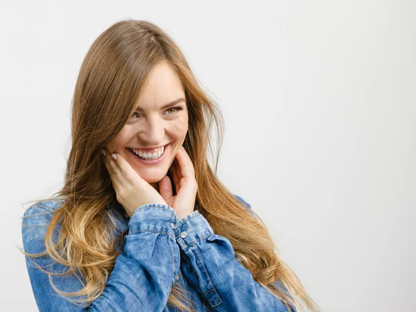 Glada unga damen ler. — Stockfoto