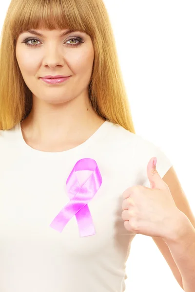 Vrouw wih roze kanker lint op borst — Stockfoto