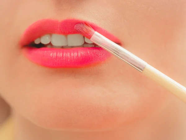 Frau trägt Lippenstift mit Pinsel auf die Lippen auf. Make-up — Stockfoto