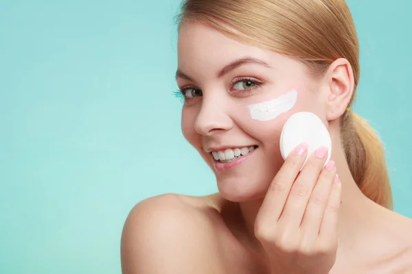 Woman removing makeup with cream and cotton pad — Stock Photo, Image