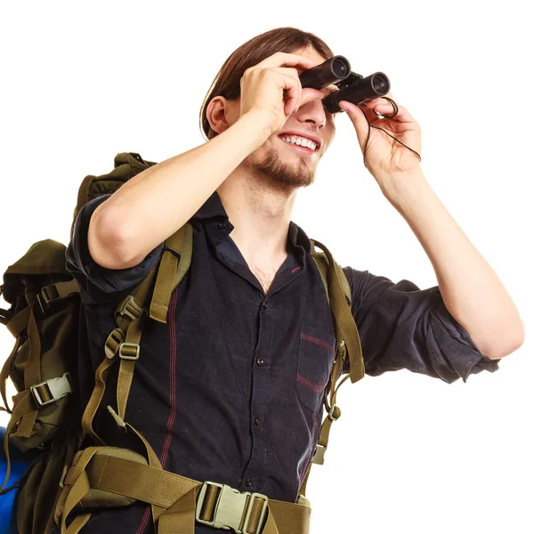 Homem turista mochileiro olhando através binóculos . — Fotografia de Stock