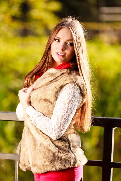 Portrait girl relaxing walking in autumnal park. — Stock Photo, Image