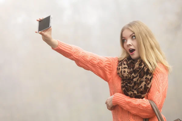 Felice donna di moda nel parco scattare foto selfie . — Foto Stock