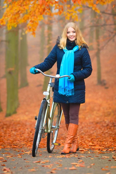 शरद ऋतू पार्क मध्ये बाईक स्वार आनंदी सक्रिय स्त्री . — स्टॉक फोटो, इमेज