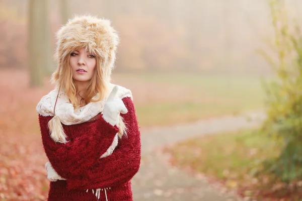 Portret van mooie mode vrouw in bont winter hoed — Stockfoto