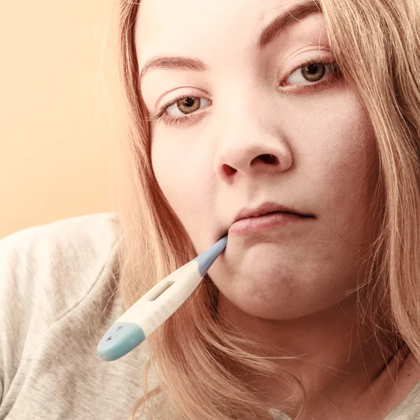 Mujer enferma con termómetro digital en la boca . — Foto de Stock