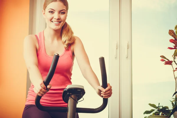 Treino humano em bicicleta de exercício. Aptidão . — Fotografia de Stock