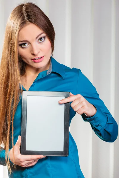 Junge Büroangestellte hält Tablet-PC in der Hand. — Stockfoto