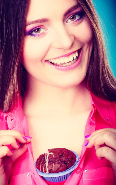 Funny woman holds chocolate cake on chest — Stock Photo, Image