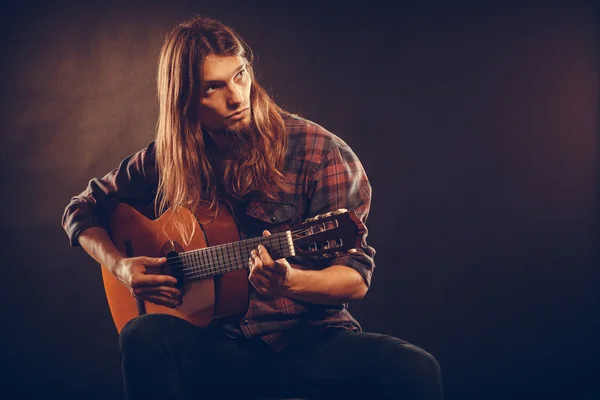 Jeune musicien pratiquant avec guitare . — Photo