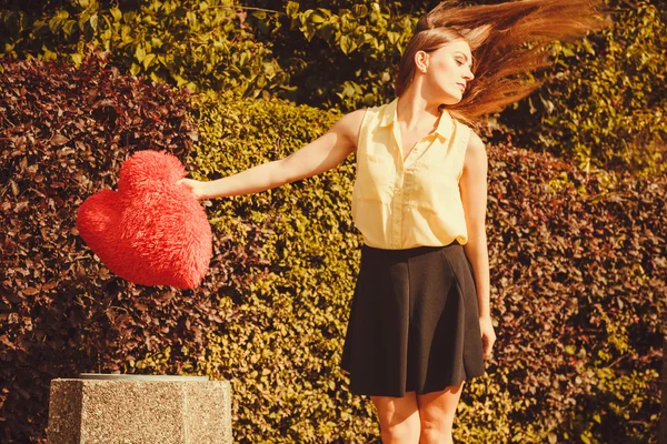 Chica lanzando el corazón en el contenedor . —  Fotos de Stock