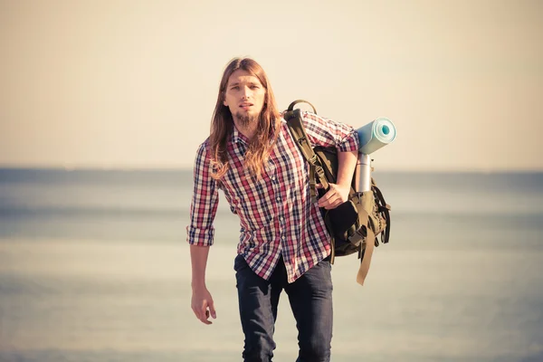 Hombre excursionista con mochila vagando por la playa — Foto de Stock