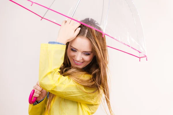 Femme portant un manteau imperméable sous le parapluie — Photo