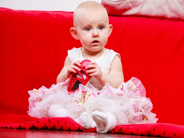 Menina com sapatos vermelhos — Fotografia de Stock