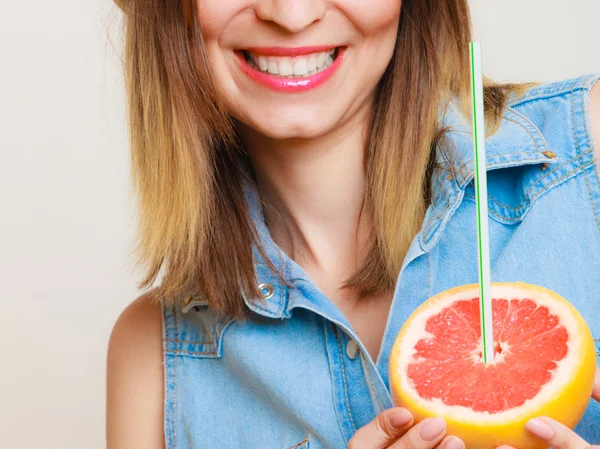 Verão menina turista segurando toranja citrinos — Fotografia de Stock