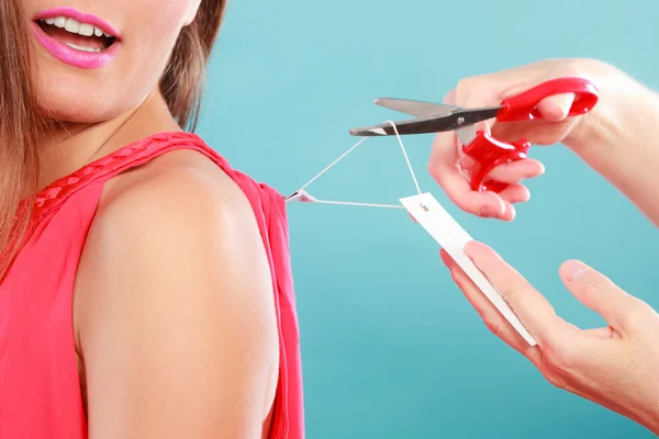 Woman cutting off removing label board price tag. — Stock Photo, Image