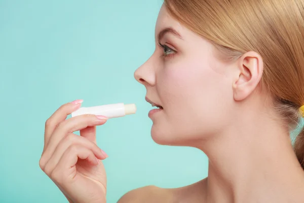 Mulher aplicando bálsamo para lábios — Fotografia de Stock