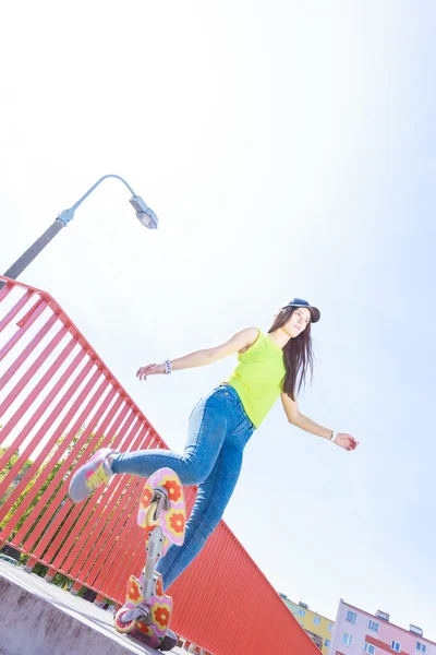 Adolescente menina skatista equitação skate na rua. — Fotografia de Stock