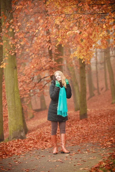 Fille marche à travers le parc . — Photo