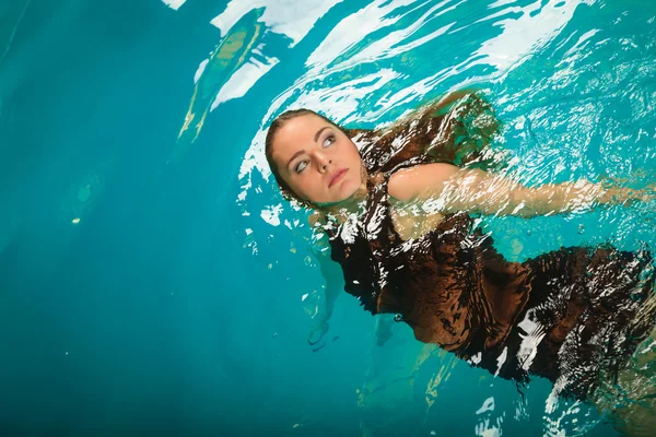 Donna galleggiante rilassante in piscina acqua . — Foto Stock