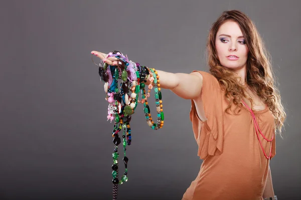 Mujer bonita con collares de joyería pulseras anillo —  Fotos de Stock